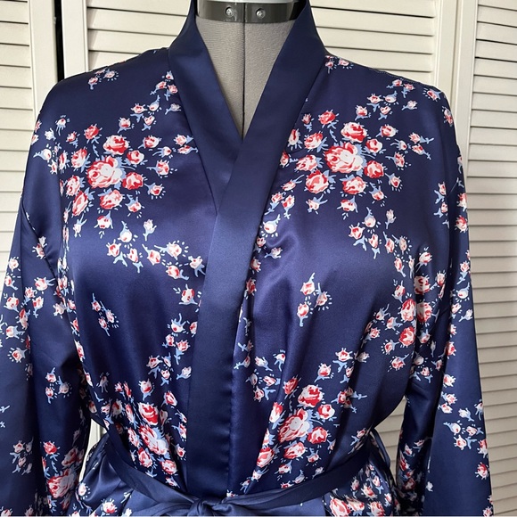 Morgan Lane Allie Robe Navy Floral Print Size: L/XL - Picture 3 of 8